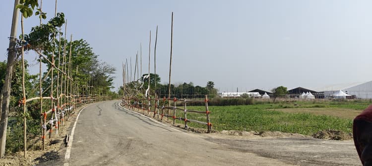 Madhubani News : पीएम के कार्यक्रम स्थल का अपडेट लेने पहुंचे अधिकारी