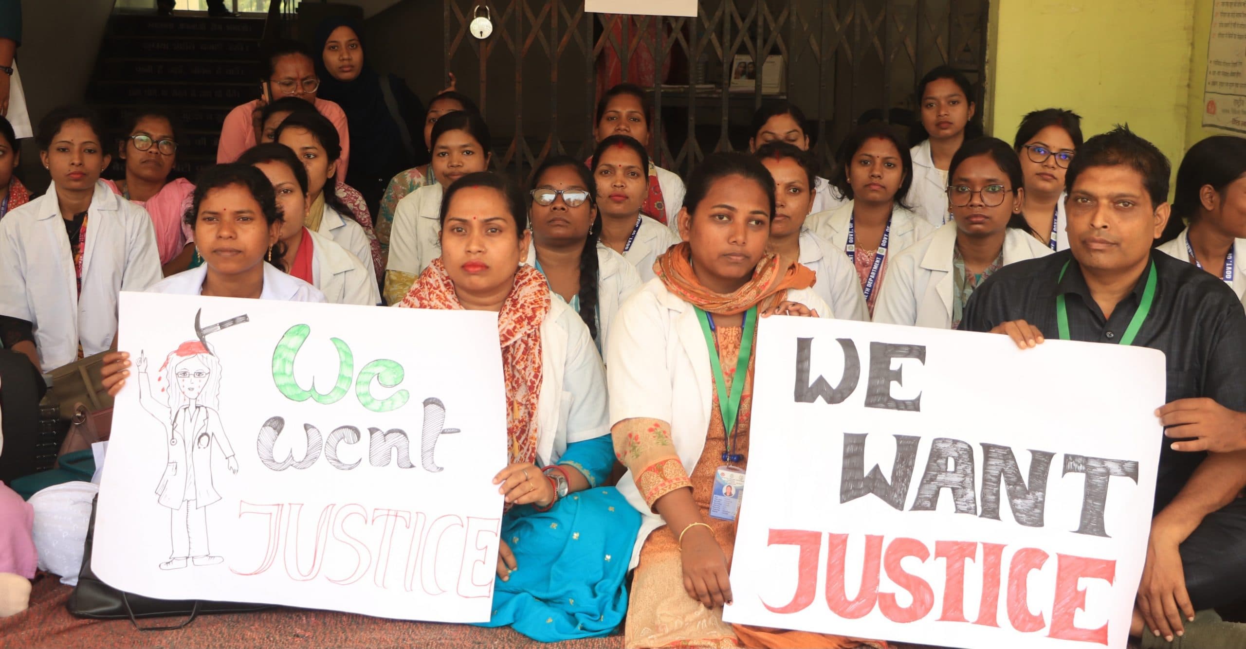 Jamshedpur news. सिविल सर्जन ऑफिस के सामने किया प्रदर्शन