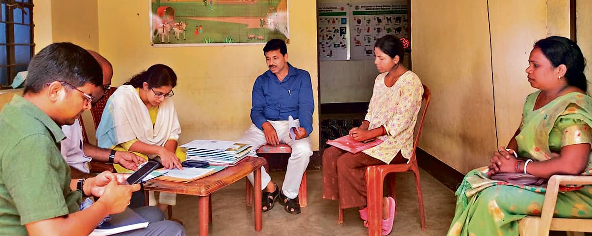 Jamshedpur news. पंचायत भवन, आंगनबाड़ी, स्कूल का निरीक्षण