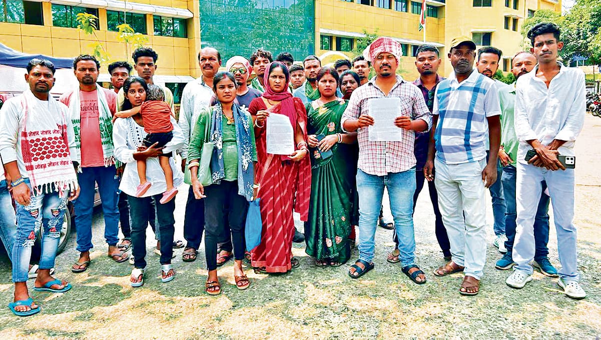 Jamshedpur news. जमीन की घेराबंदी करने की लोगों ने डीसी से की शिकायत