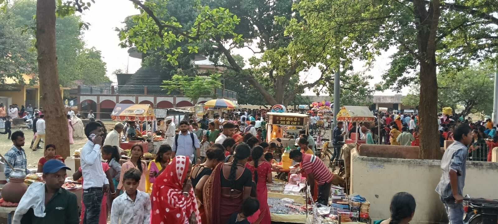 Giridih News : वैवाहिक लग्न में हरिहरधाम में उमड़ रही है भीड़