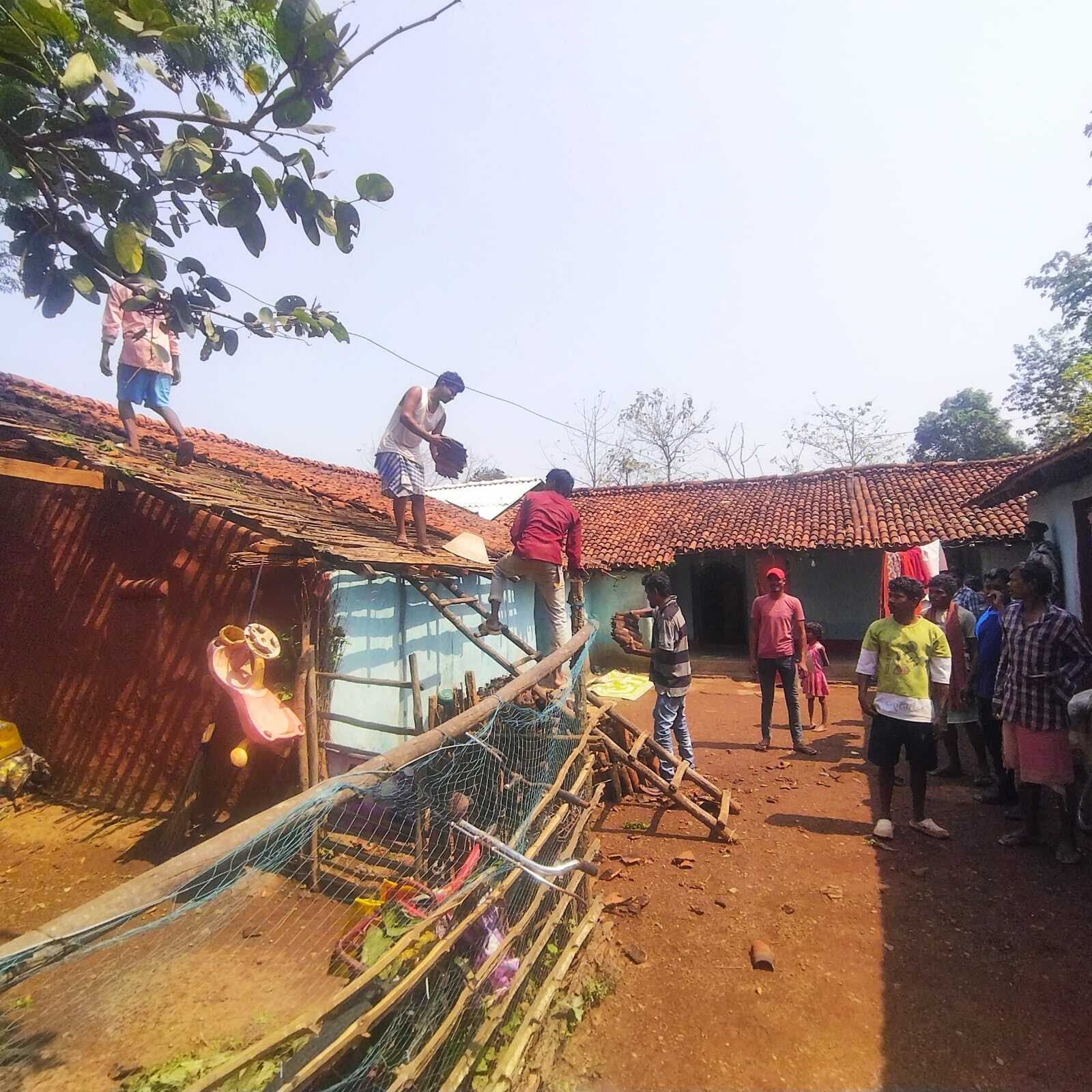 Chaibasa News : ओलावृष्टि से 300 से अधिक घरों को क्षति