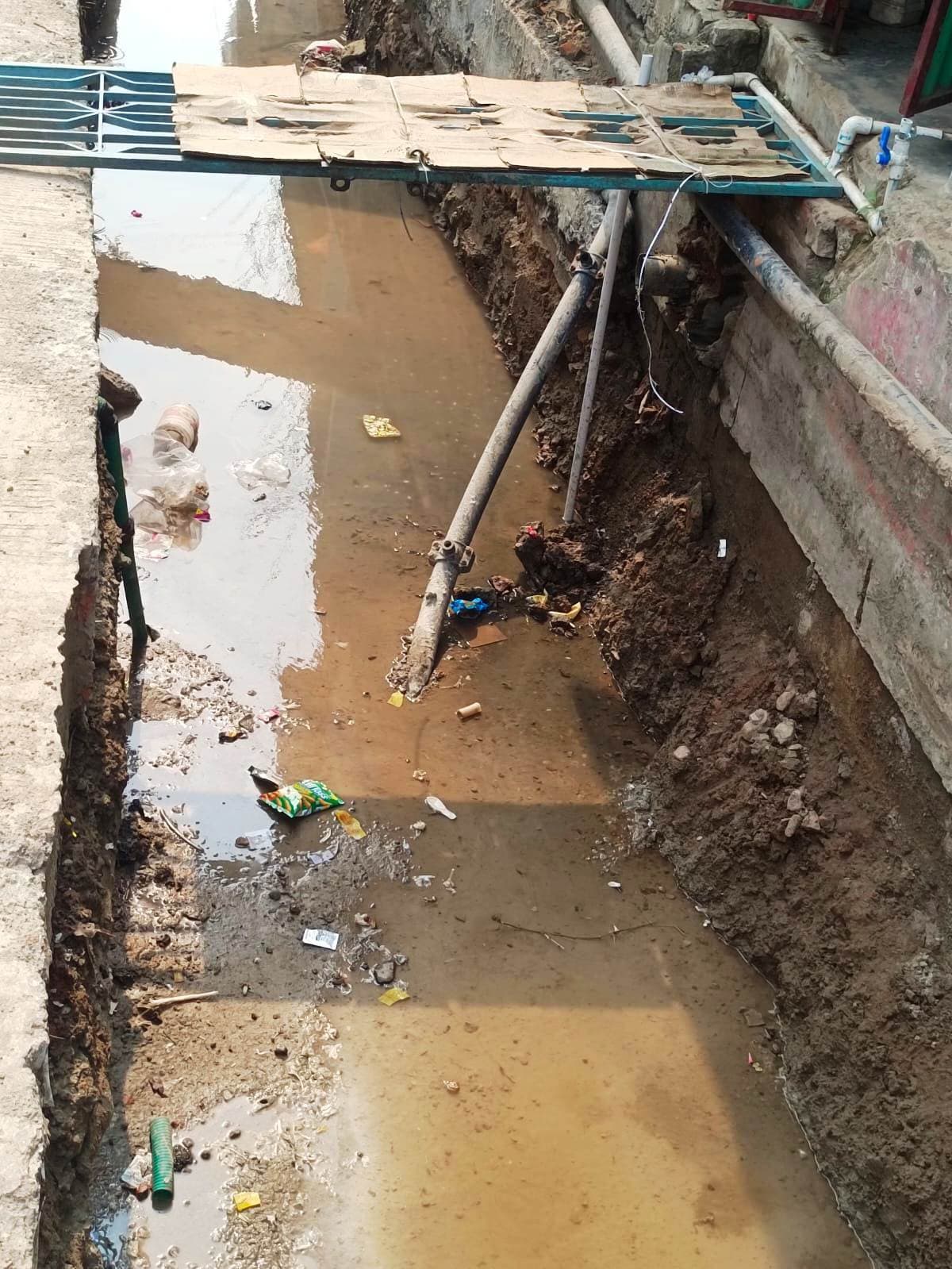 Bhagalpur news नाला निर्माण से क्षतिग्रस्त पाइप से जलापूर्ति छठे दिन बाधित, लोगों में आक्रोश