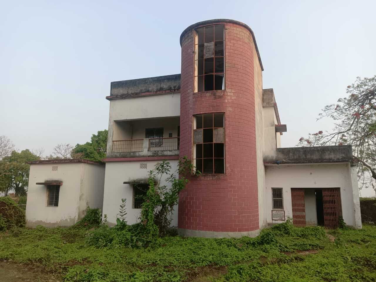 Giridih News : रखरखाव के अभाव में जर्जर हो रहा जिप का निरीक्षण भवन