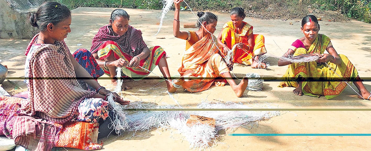 seraikela kharsawan news:  स्वरोजगार की आस में आदिम जनजाति, आजीविका बनी बड़ी चुनौती