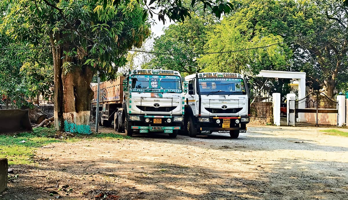 Rourkela News: लौह अयस्क की चोरी में तीन ट्रेलर व एक जेसीबी जब्त, पांच आरोपी गिरफ्तार