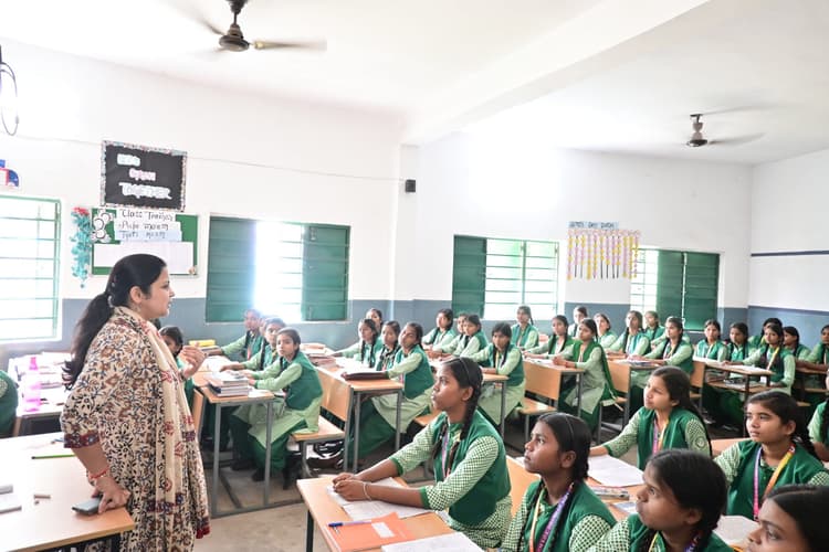 Dhanbad News: निरीक्षण. निरसा की योजनाओं से रूबरू हुईं उपायुक्त, कार्यों में तेजी लाने का दिया निर्देश