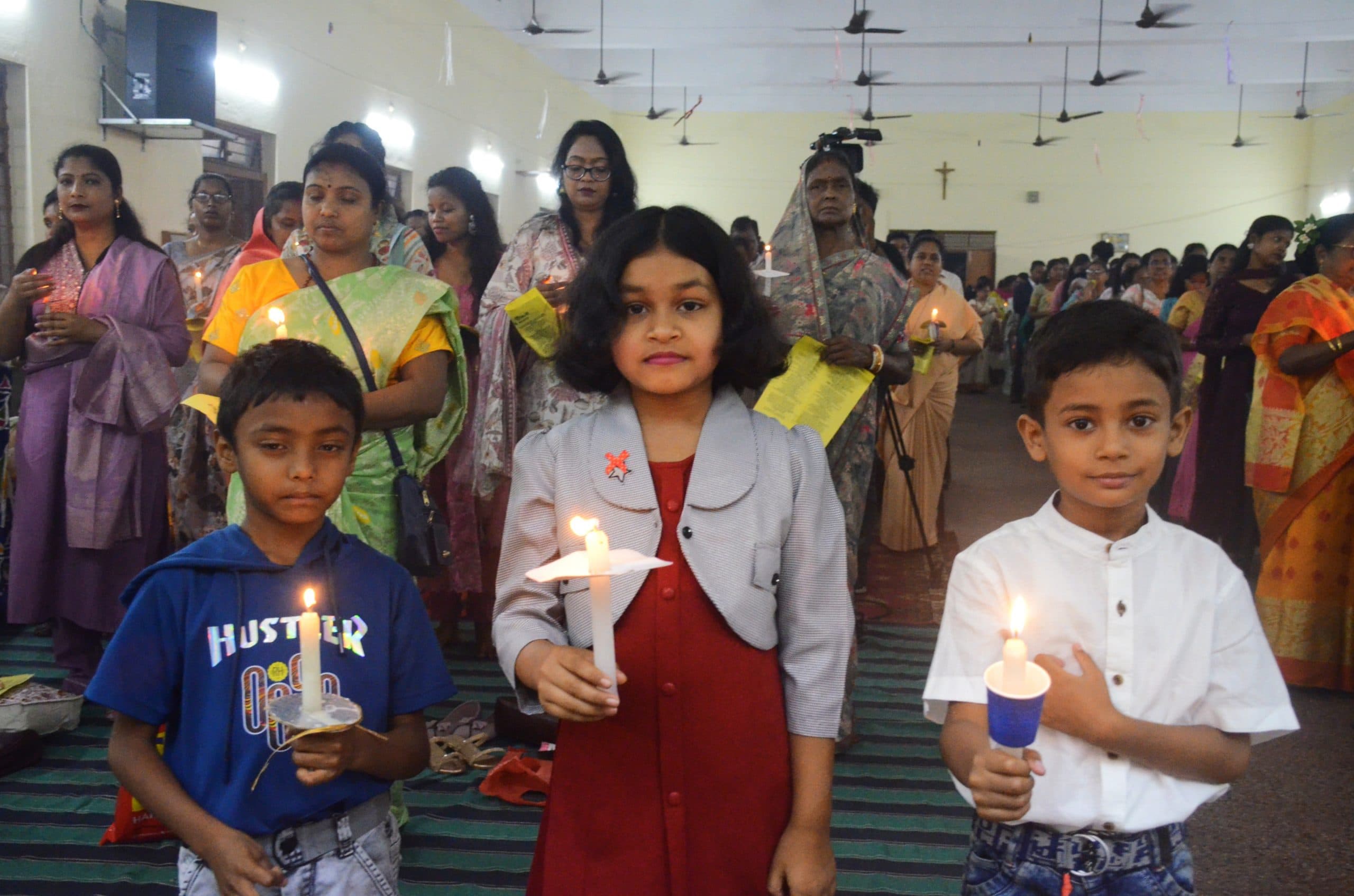 Dhanbad News: कैंडल जला मसीही भाई-बहनों ने मनायी खुशियां