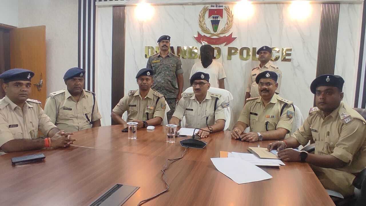 Dhanbad News : गैंगस्टर प्रिंस व गोपी खान के गिरोह के अपराधी को पुलिस ने हथियार के साथ पकड़ा