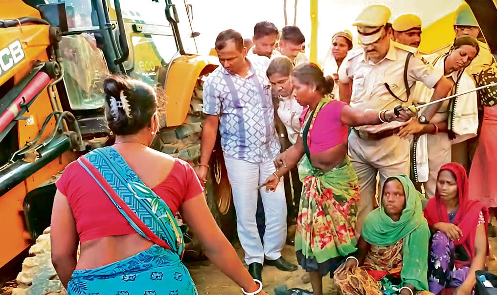 Rourkela News: जेसीबी की चपेट में आकर युवक की मौत, ग्रामीणों और पुलिस के बीच हिंसक झड़प, एक दर्जन घायल