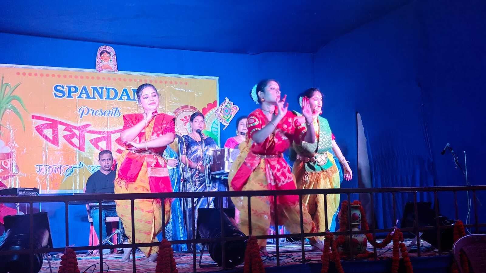 Dhanbad News: हरि मंदिर में सांस्कृतिक कार्यक्रम में झूमे लोग