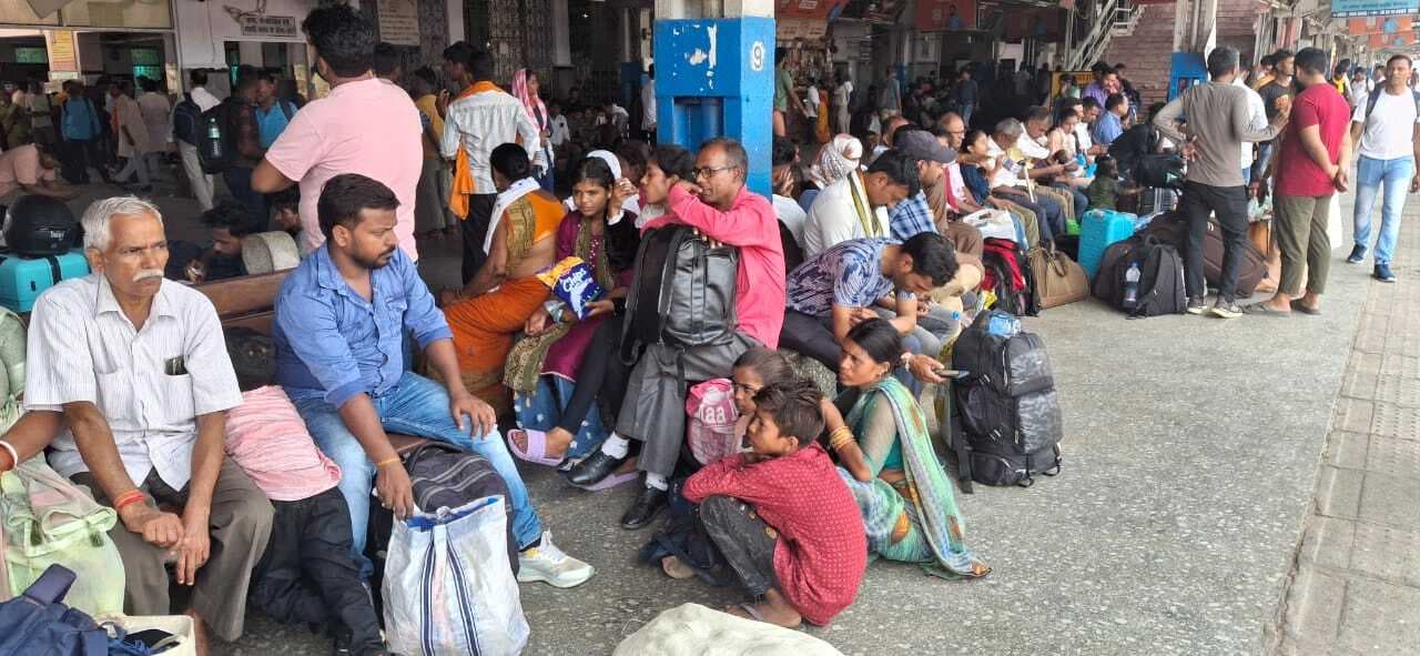 Saran News : थर्ड लाइन निर्माण के कारण कई ट्रेनें रद्द, परेशान हो रहे यात्री