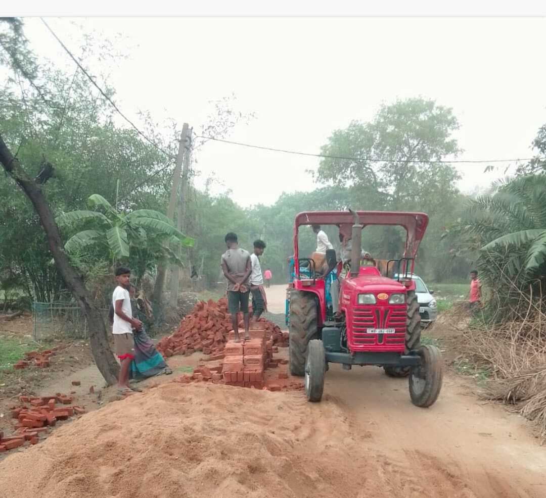 ग्रामीणों की शिकायत पर जेइ ने सिंचाई नाली को कराया ध्वस्त