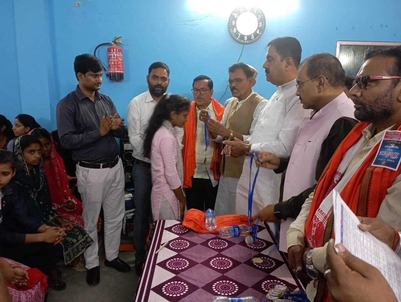 बैकुंठपुर में इंटरमीडिएट के छात्र-छात्राओं को किया गया सम्मानित