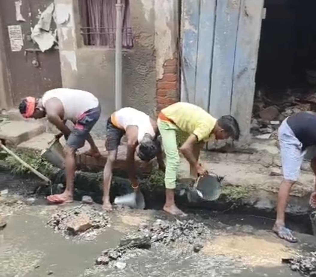 Saran News : मानसून से निबटने के लिए नगर निगम ने शुरू किया सफाई अभियान, 41 प्रमुख नालों की सफाई में जुटे 374 कर्मी