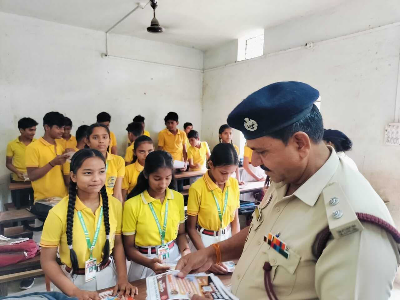 छात्र-छात्राओं को आग से बचाव को लेकर किया जागरूक