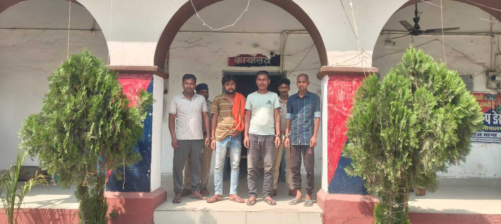 मीरगंज में शराब के खिलाफ अभियान में पांच गिरफ्तार, शराब की खेप भी बरामद