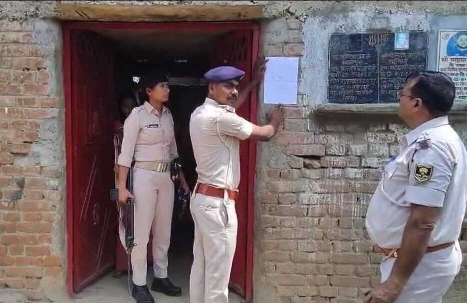 धनगाई पुलिस ने हत्याकांड के आरोपितों के घर चिपकाये इश्तेहार