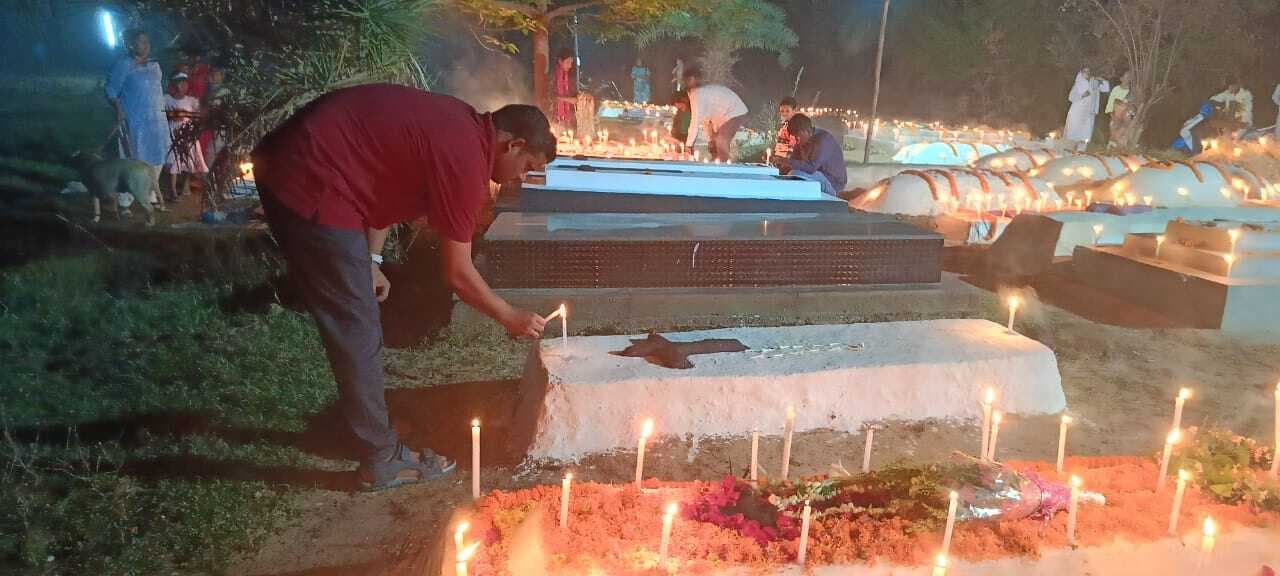 ईस्टर संडे: पूर्वजों की कब्र पर जलाये कैंडिल, गिरिजाघरों में विशेष प्रार्थना सभाएं