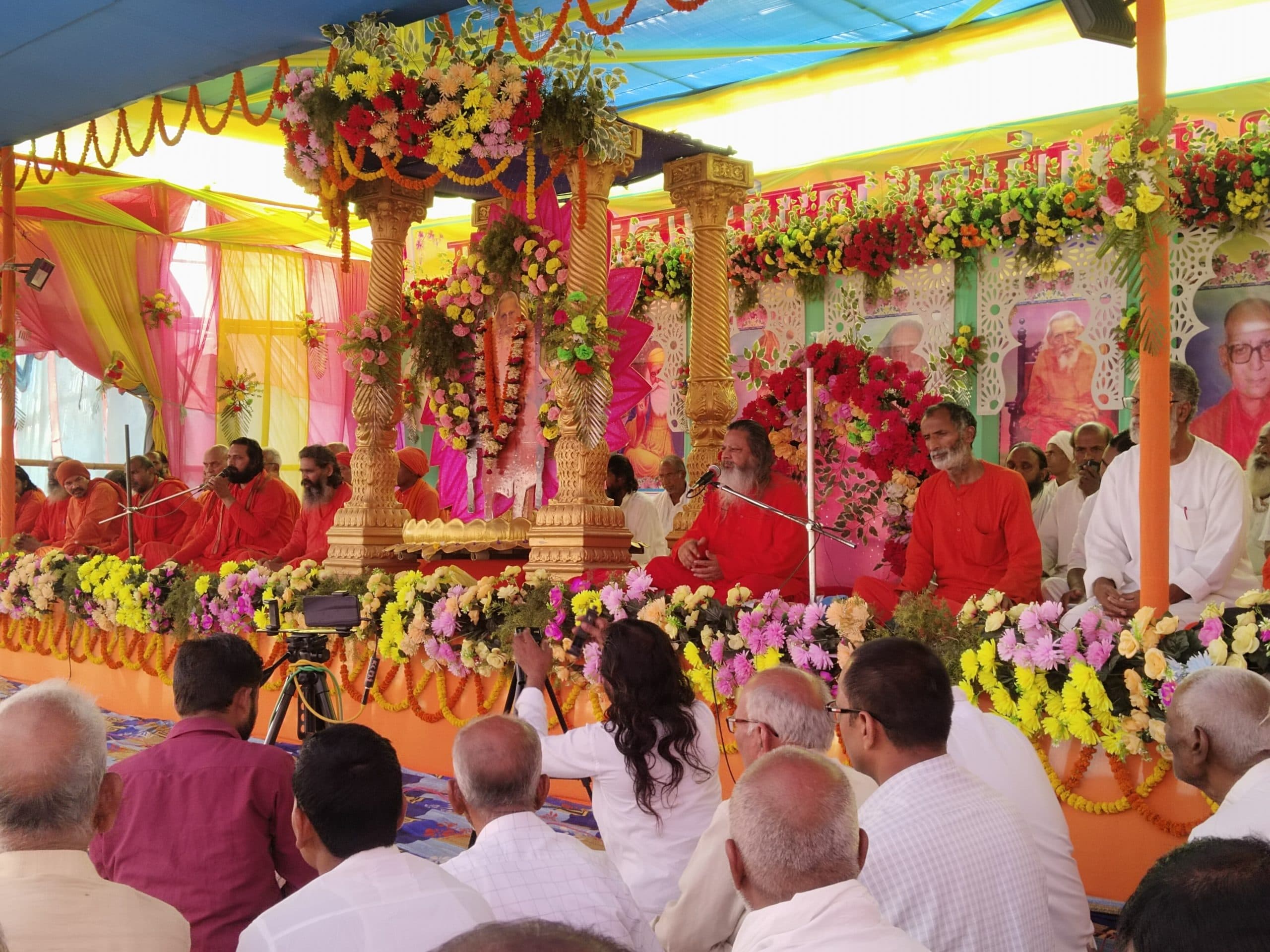 सभी सुख सुविधा रहने के बावजूद भी लोगों को सत्संग के बिना शांति नहींः योगानंद जी महाराज