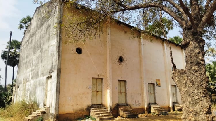 टाउन हॉल की मरम्मत नये सिरे से करायी जाये