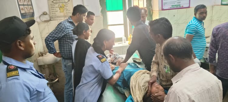 ई-रिक्शा व बाइक की हुई आमने-सामने टक्कर, तीन लोग जख्मी