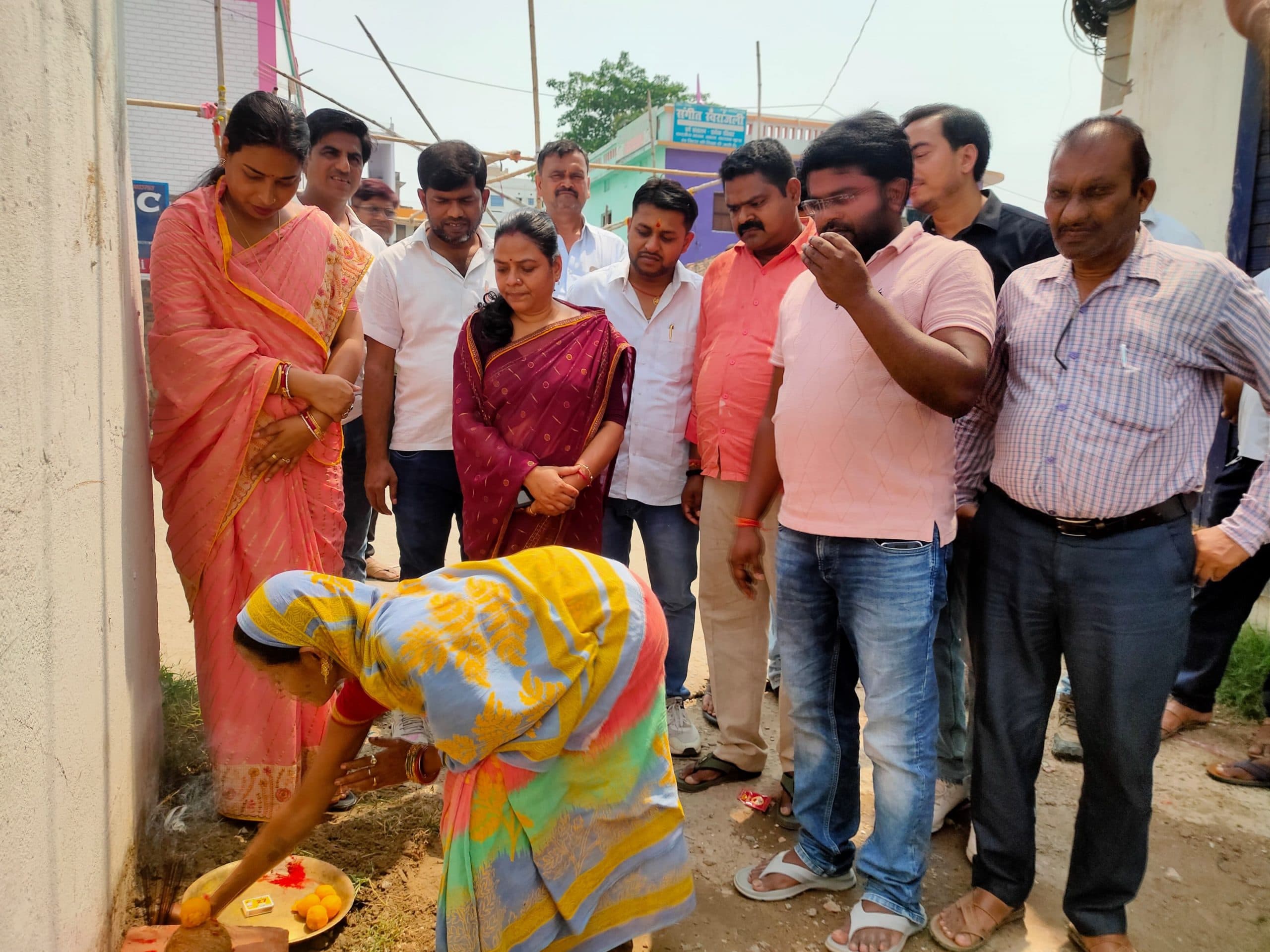 hajipur news. 12.56 लाख से एसडीओ रोड में शुरू हुई सड़क व नाले की मरम्मत