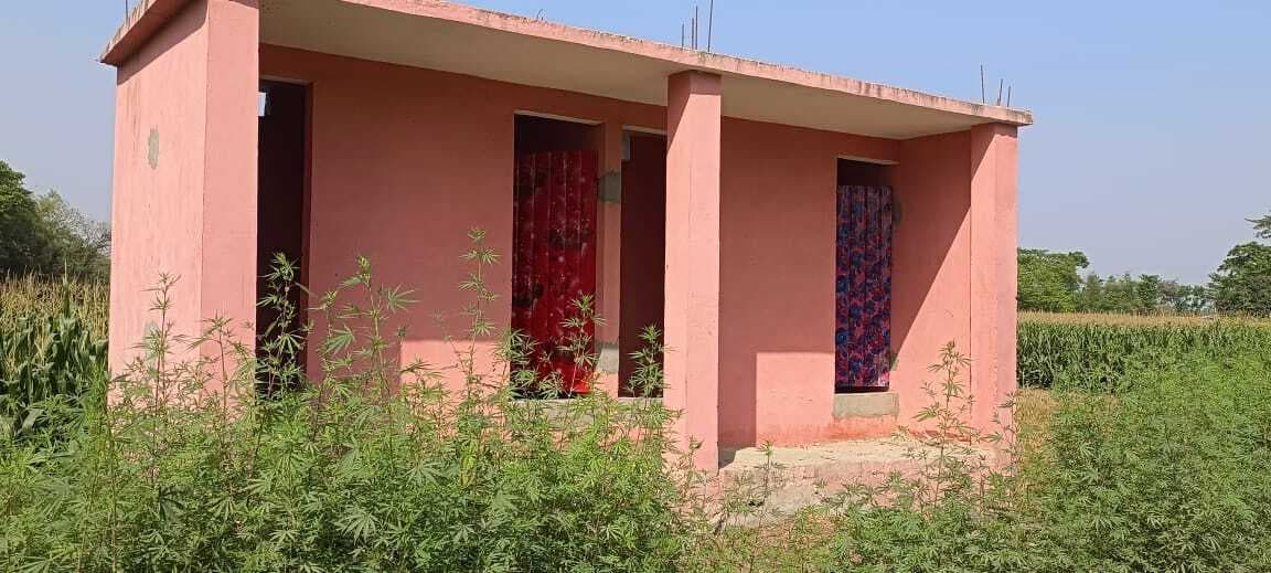 सामुदायिक शौचालय गंदा, लोग खुले में शौच को मजबूर