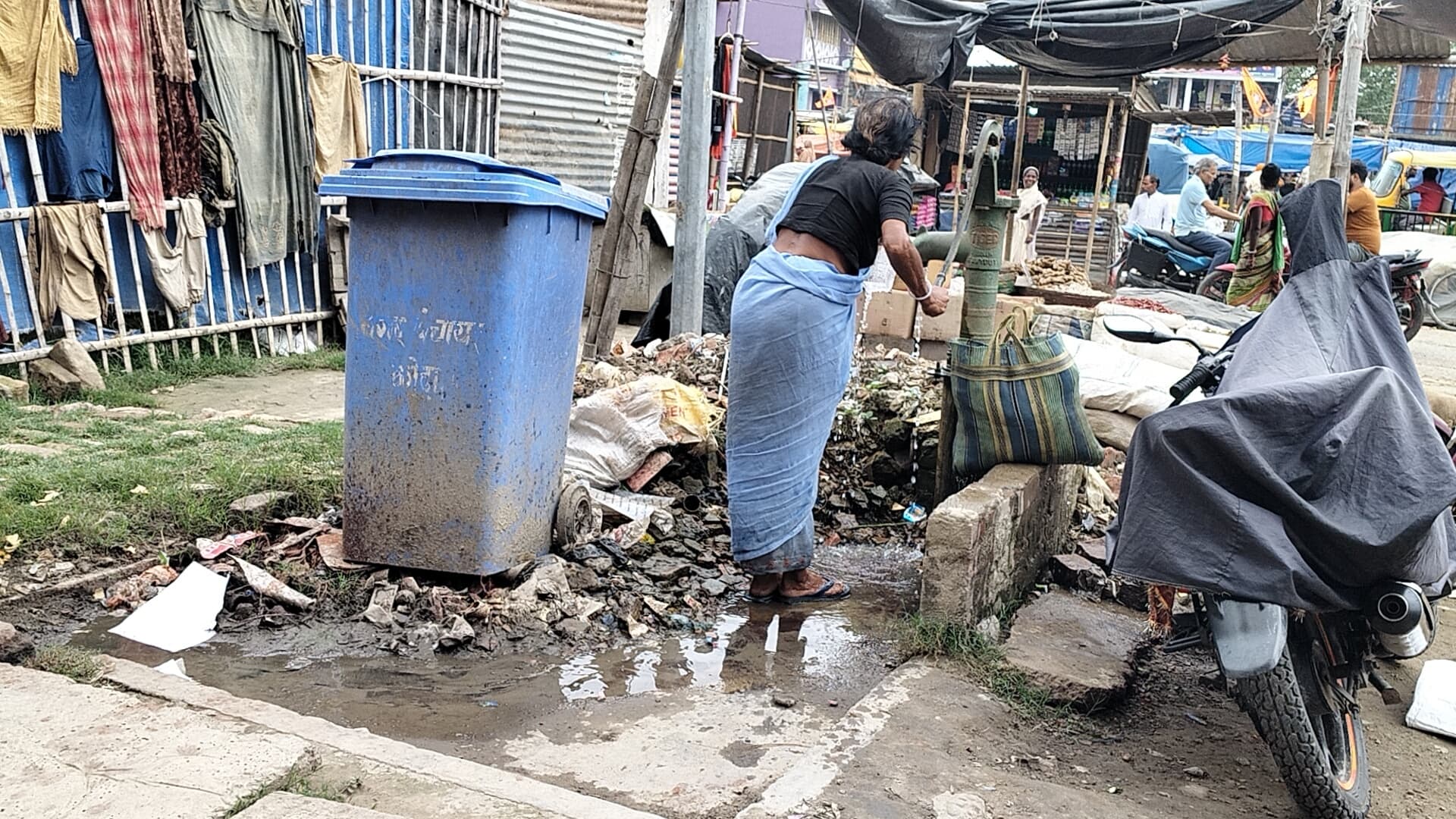 गेड़ाबाड़ी सत्संग भवन के समीप कचरे का अंबार