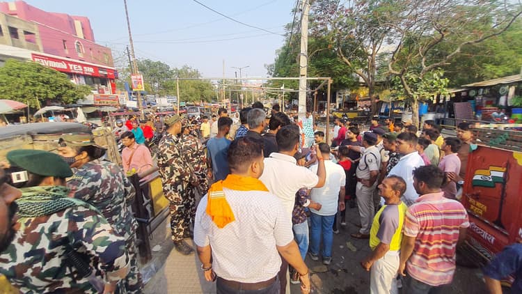 फुटपाथियों का सामान जब्त कर ट्रैक्टर से ले गये अफसर