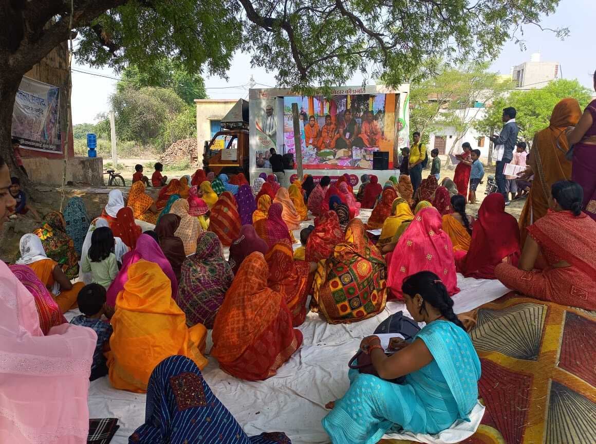 संवाद में महिलाएं अपनी मांगों व अनुभवों को कर रही साझा