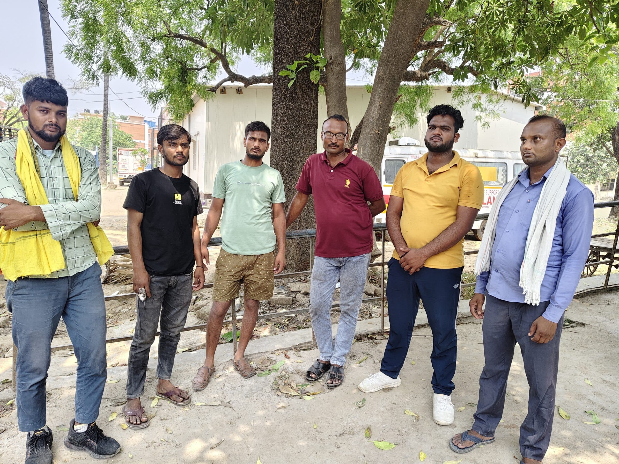 बालू लदे ट्रक ने सड़क किनारे खड़े ट्रक में मारी टक्कर, चालक की मौत व खलासी जख्मी