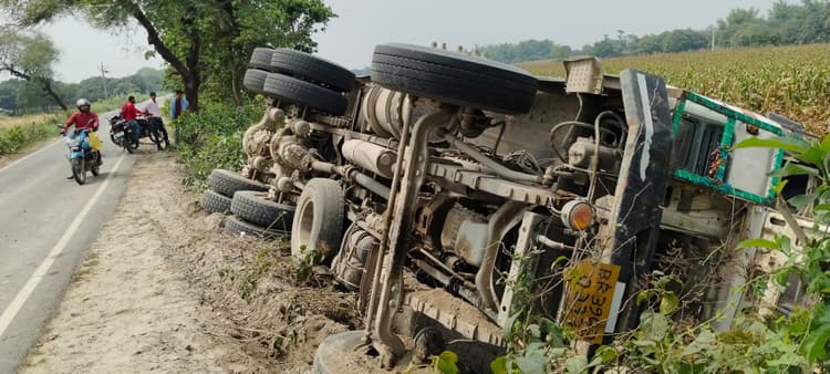 गिट्टी लदा हाइवा पलटा, कोई हताहत नहीं