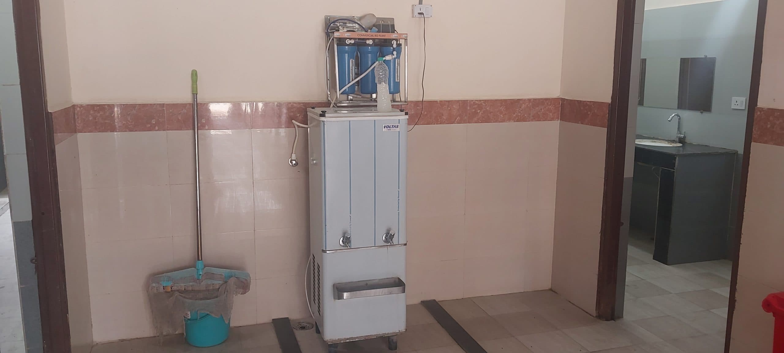 सदर अस्पताल में पीने के पानी के लिए भटक रहे मरीज व परिजन