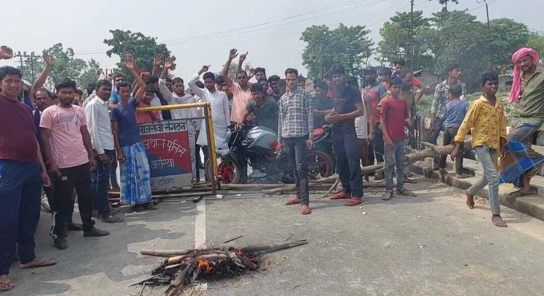 जल-जमाव से परेशान ग्रामीणों ने किया प्रदर्शन