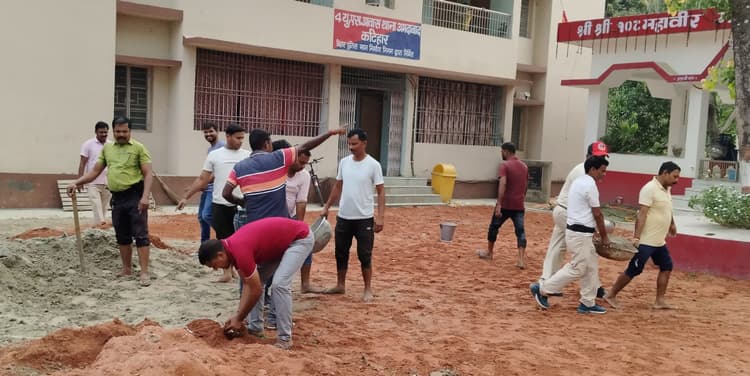 अमदाबाद थाना में पदाधिकारी व जवानों ने किया श्रमदान