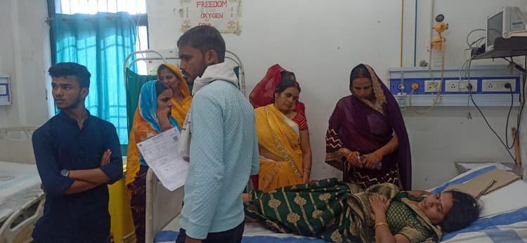 चलते ट्रक में बस ने पीछे से मारी टक्कर, 15 यात्री घायल