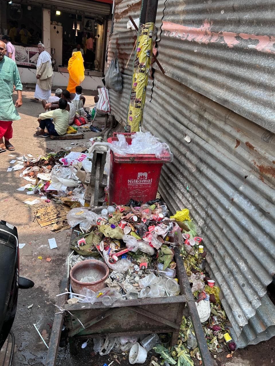 deoghar news : रविवार को बंद रहता है कचरा उठाव, मंदिर क्षेत्र में फैलती है गंदगी और बदबू