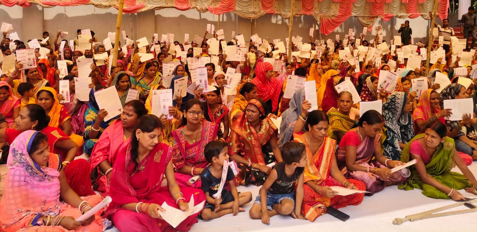 घूंघट की ओट से बाहर निकल महिलाएं अब सरकार से साझा कर रहीं अपनी आकांक्षाएं