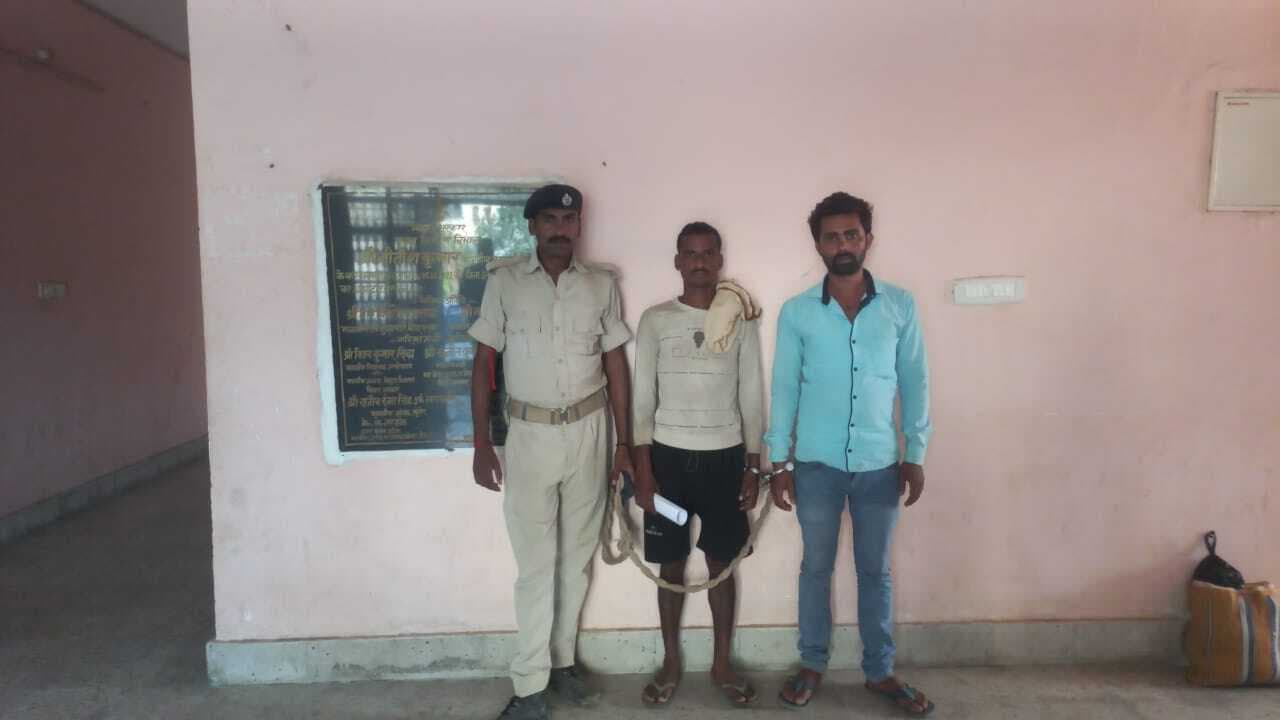 उत्पाद पुलिस ने दो शराब तस्करों को किया गिरफ्तार