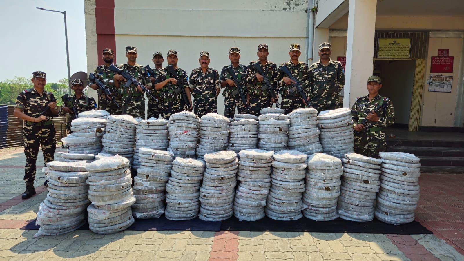 1062.2 किलो गांजा बरामद, हाथ नहीं लगे तस्कर