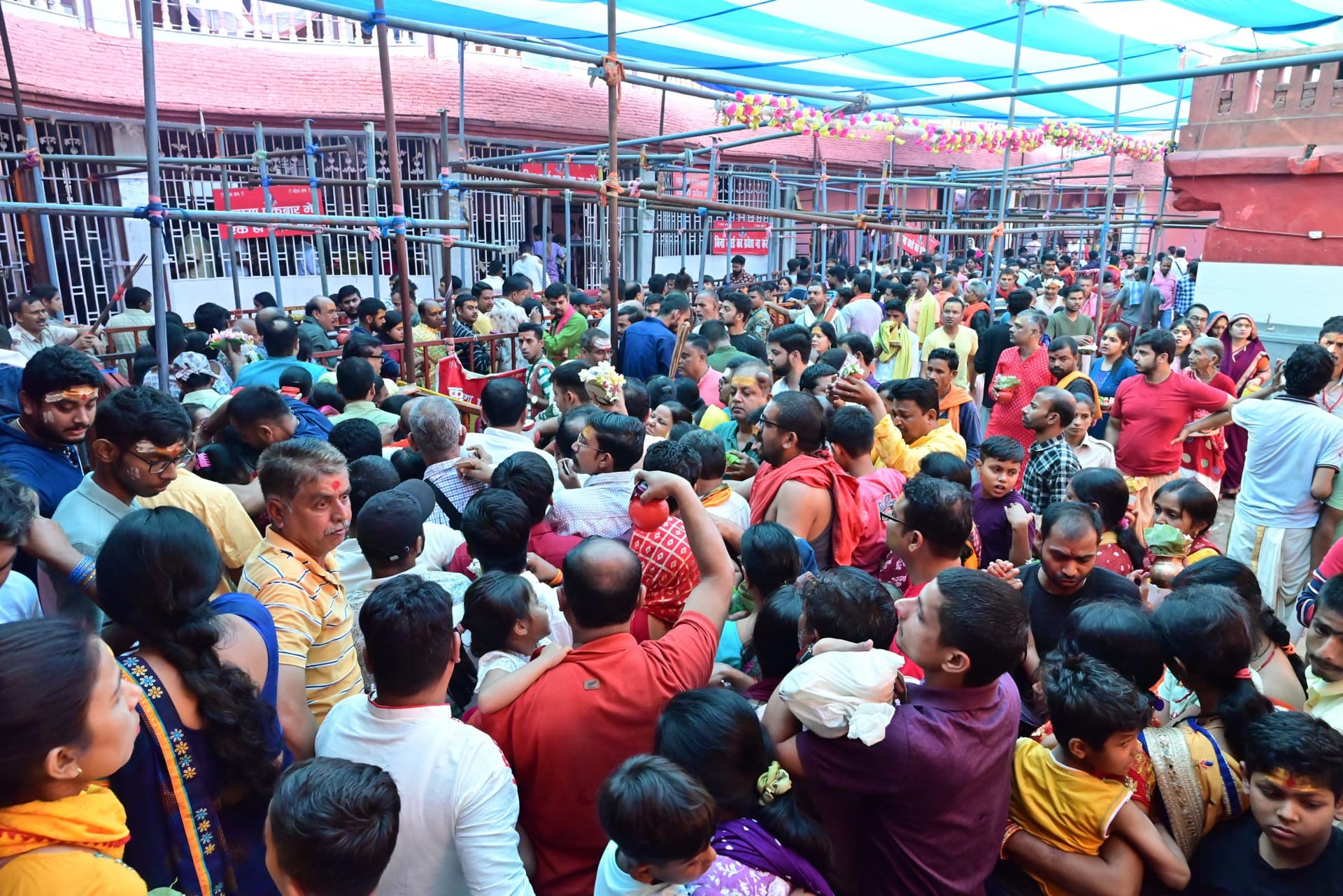 deoghar news : बाबा मंदिर में उमड़े भक्त, मुंडन-उपनयन का दौर जारी