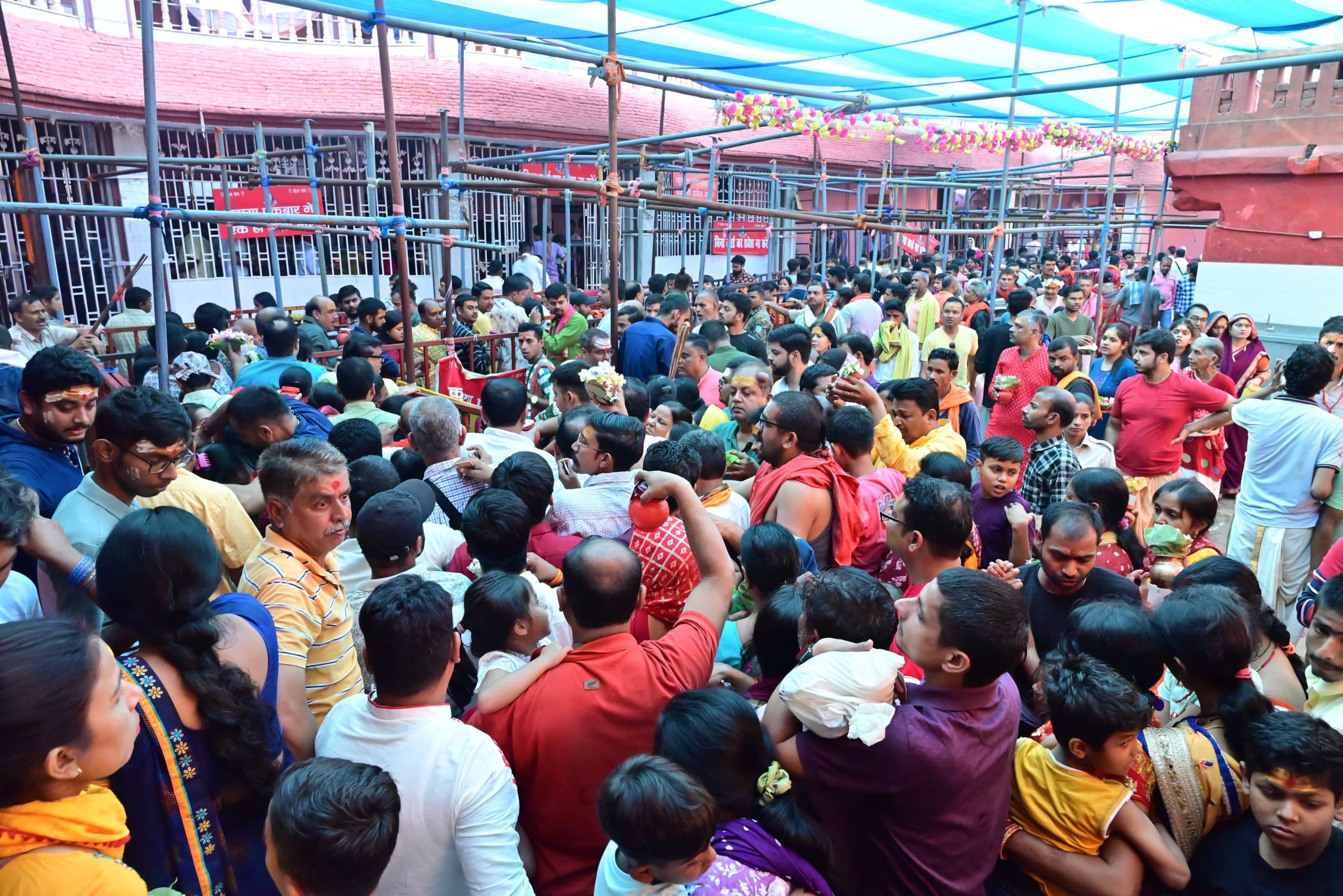 deoghar news : बाबा मंदिर में उमड़े भक्त, मुंडन-उपनयन का दौर जारी