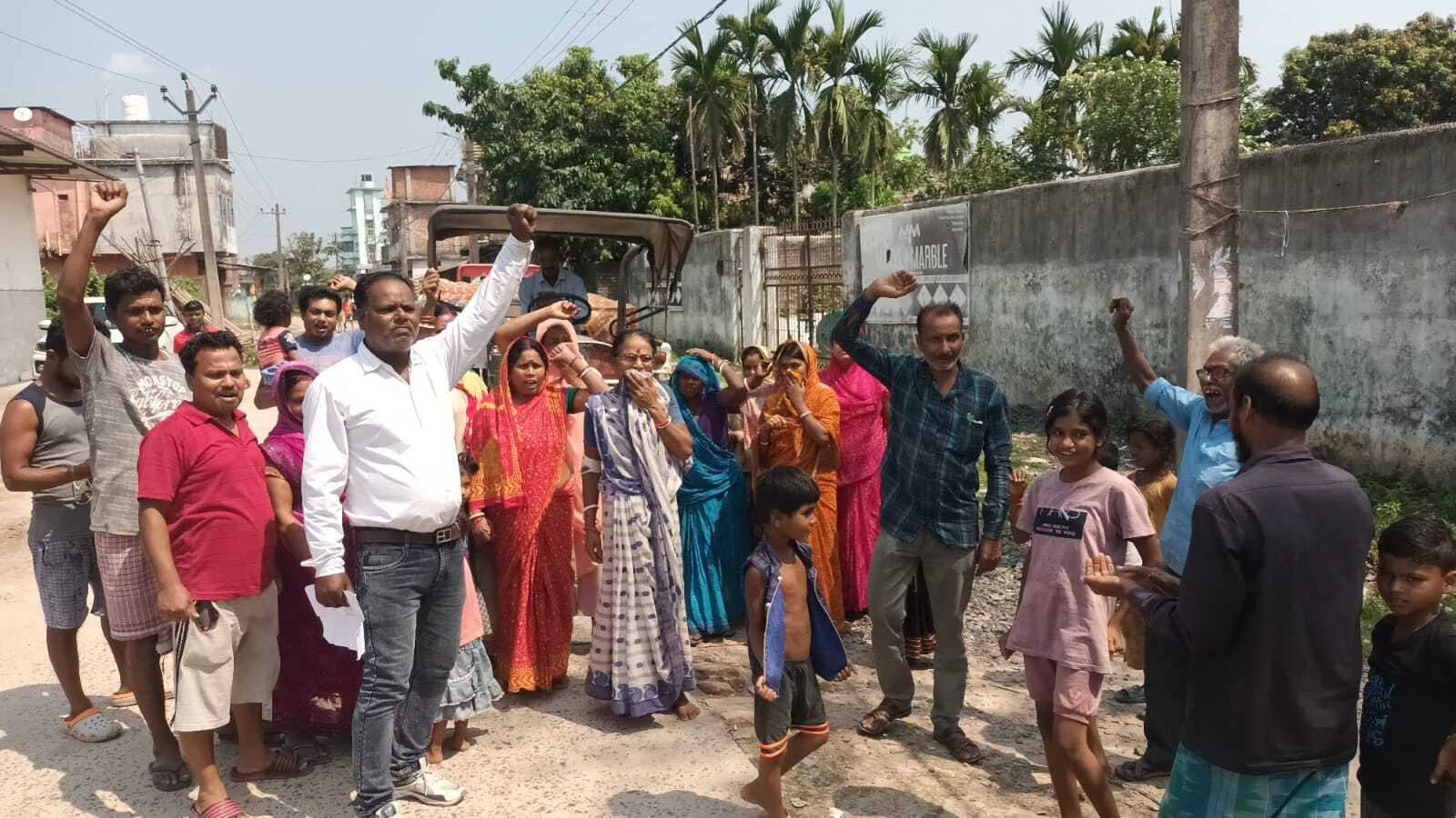 मुहल्ले में कचरा डंप करने से भड़के लोग, किया प्रदर्शन