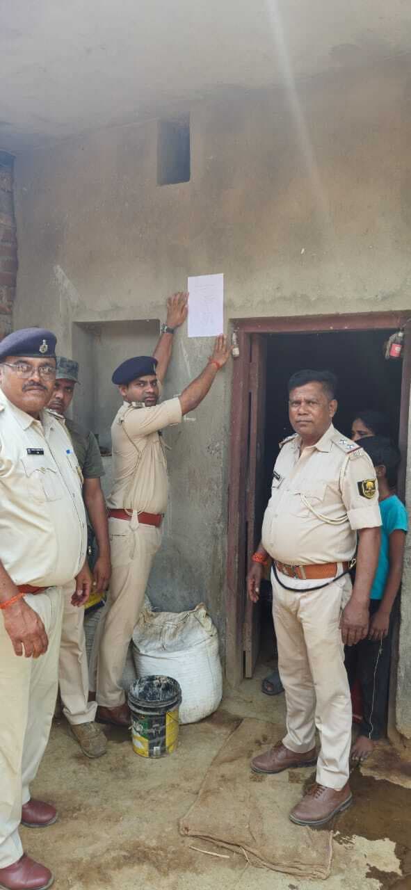 पुलिस पर हमले के आरोपित के घर चिपकाया इश्तेहार