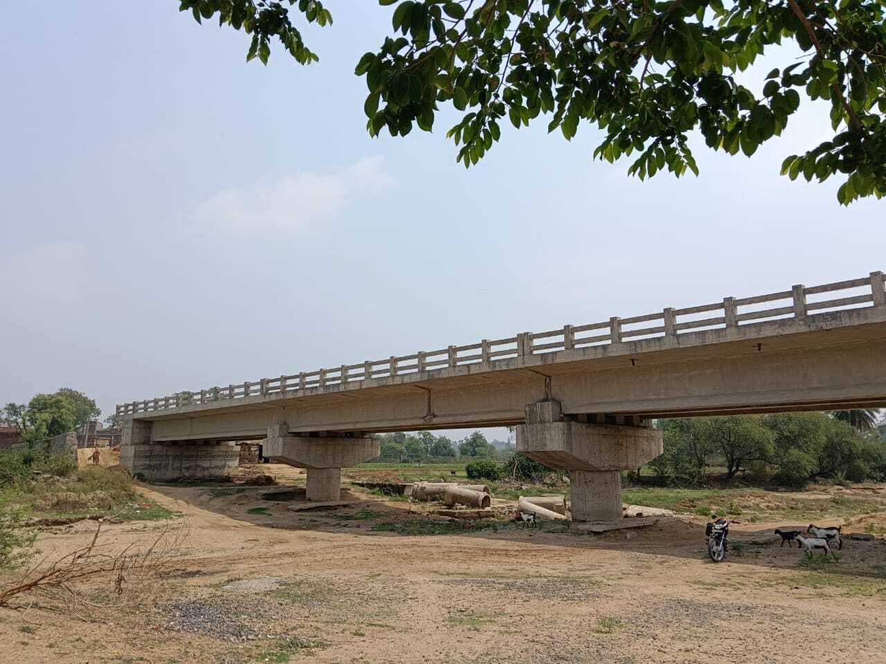 उच्च स्तरीय पुल बनकर तैयार, एप्रोच पथ के अभाव में नहीं मिल रहा लाभ