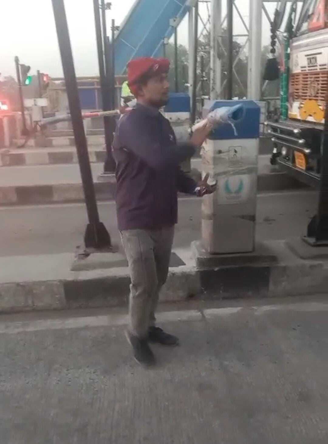 टोल का झोल: नकद दो साइड से निकलो, बिना टोल दिये गाड़ियों को पास कराने का वीडियो वायरल