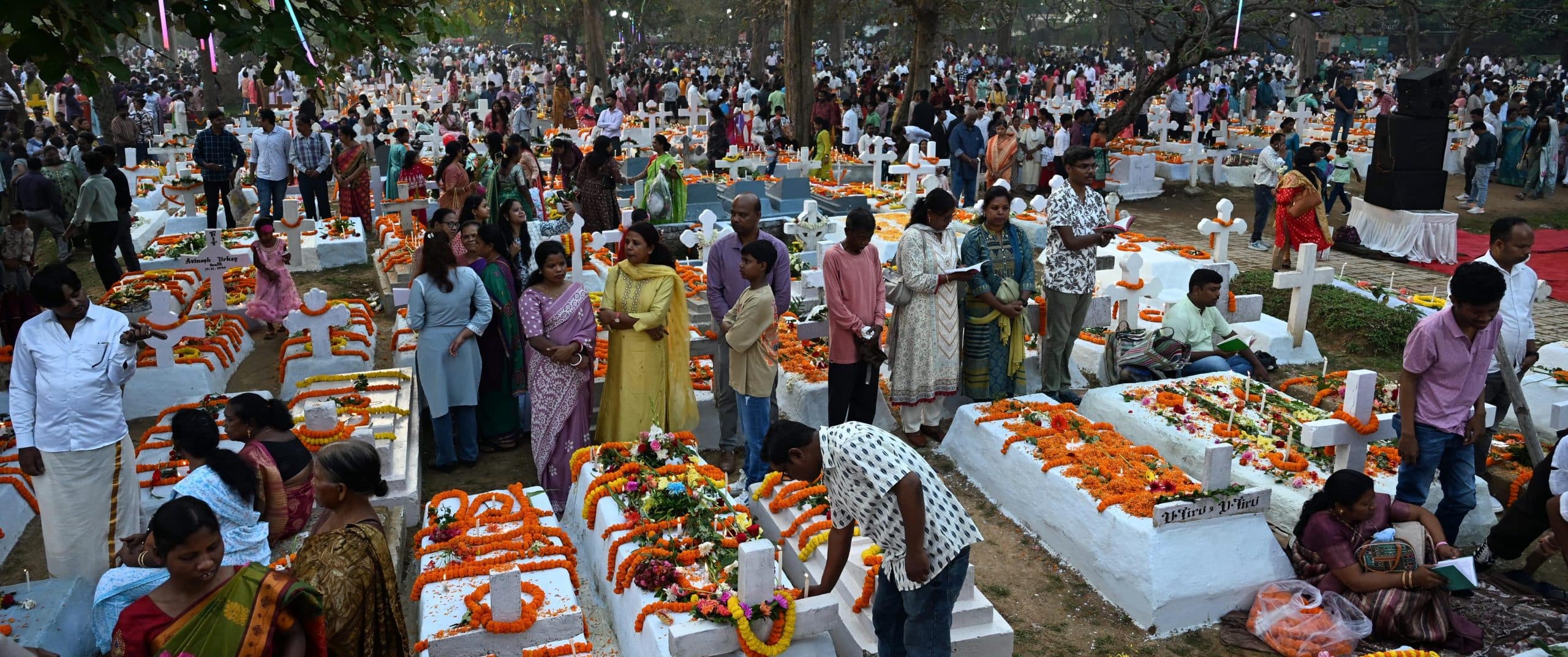 ranchi news : ईस्टर की आराधना में शामिल हुए रांची के मसीही विश्वासी, प्रियजनों की कब्र पर मोमबत्तियां जलायीं और फूलों से सजाया