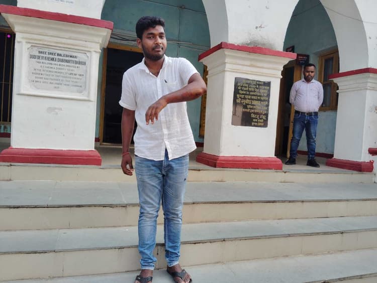 deoghar news : रंगदारी नहीं देने पर तोबड़तोड़ फायरिंग, दवा दुकानदार के हाथ को छूकर निकली गोली