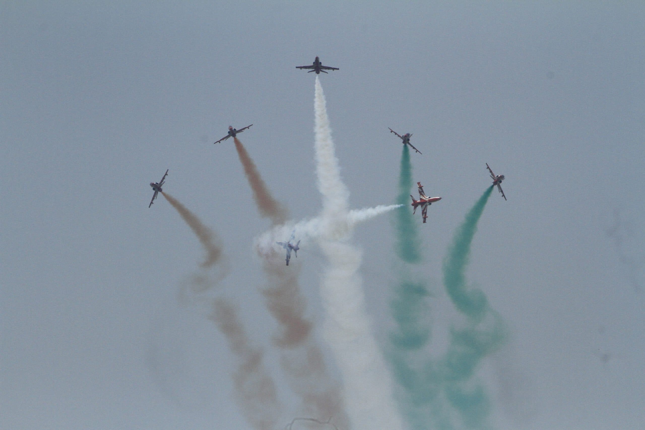 ranchi news : रांची में जांबाज पायलटों ने नौ हॉक जेट्स फाइटर से दिखाया जलवा, सूर्यकिरण एयरोबेटिक टीम के अद्वितीय करतबों ने  किया रोमांचित